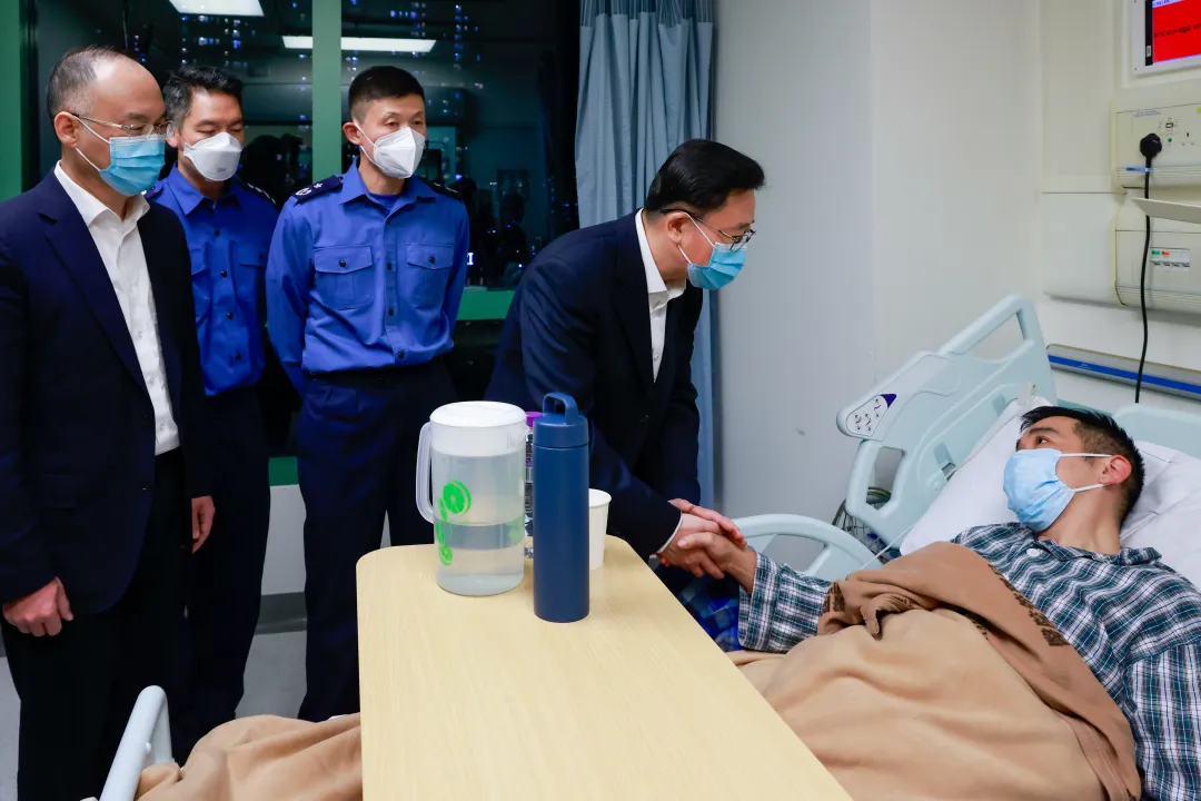 周霽農融前往醫院探望慰問參與火災救援受傷的消防員