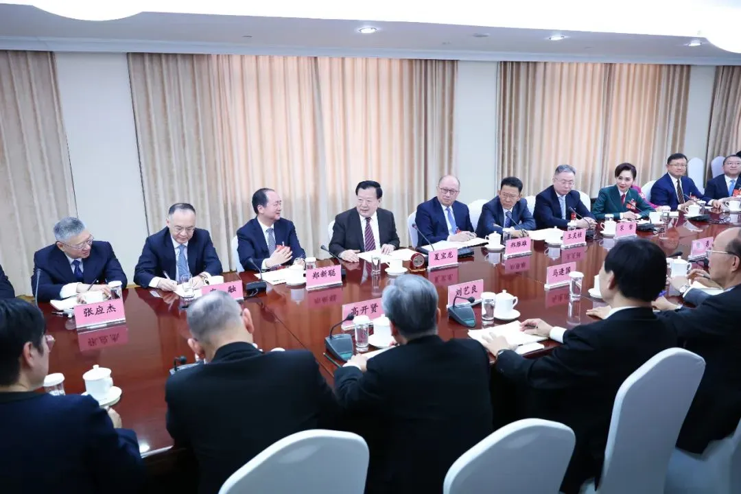 夏寶龍探望港澳地區全國人大代表及港澳地區全國政協委員