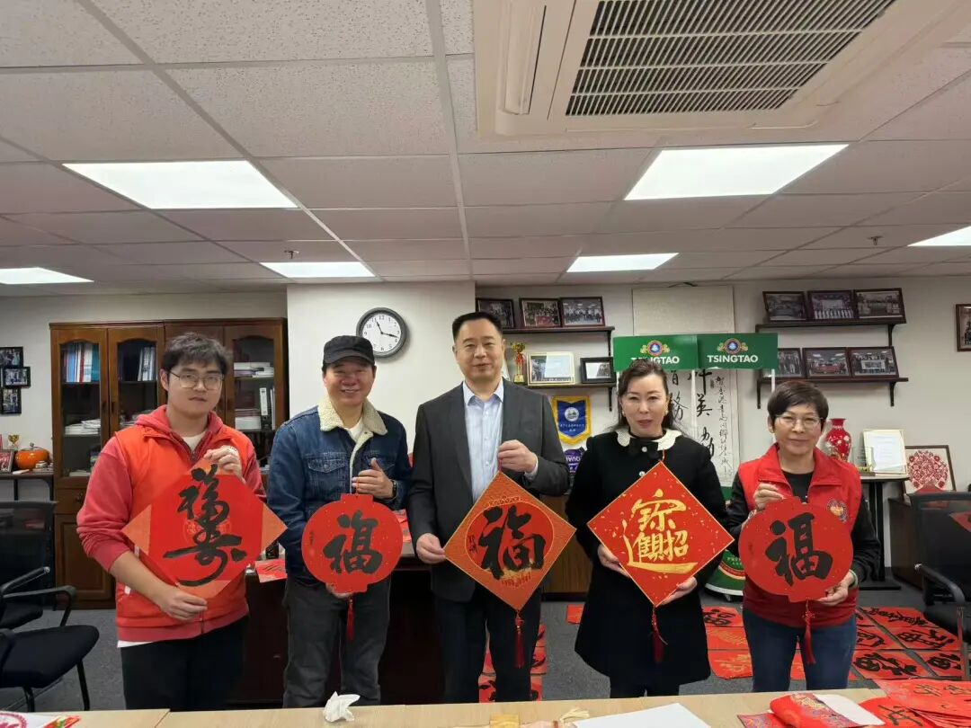 一群人站在桌子前摆拍

AI 生成的内容可能不正确。