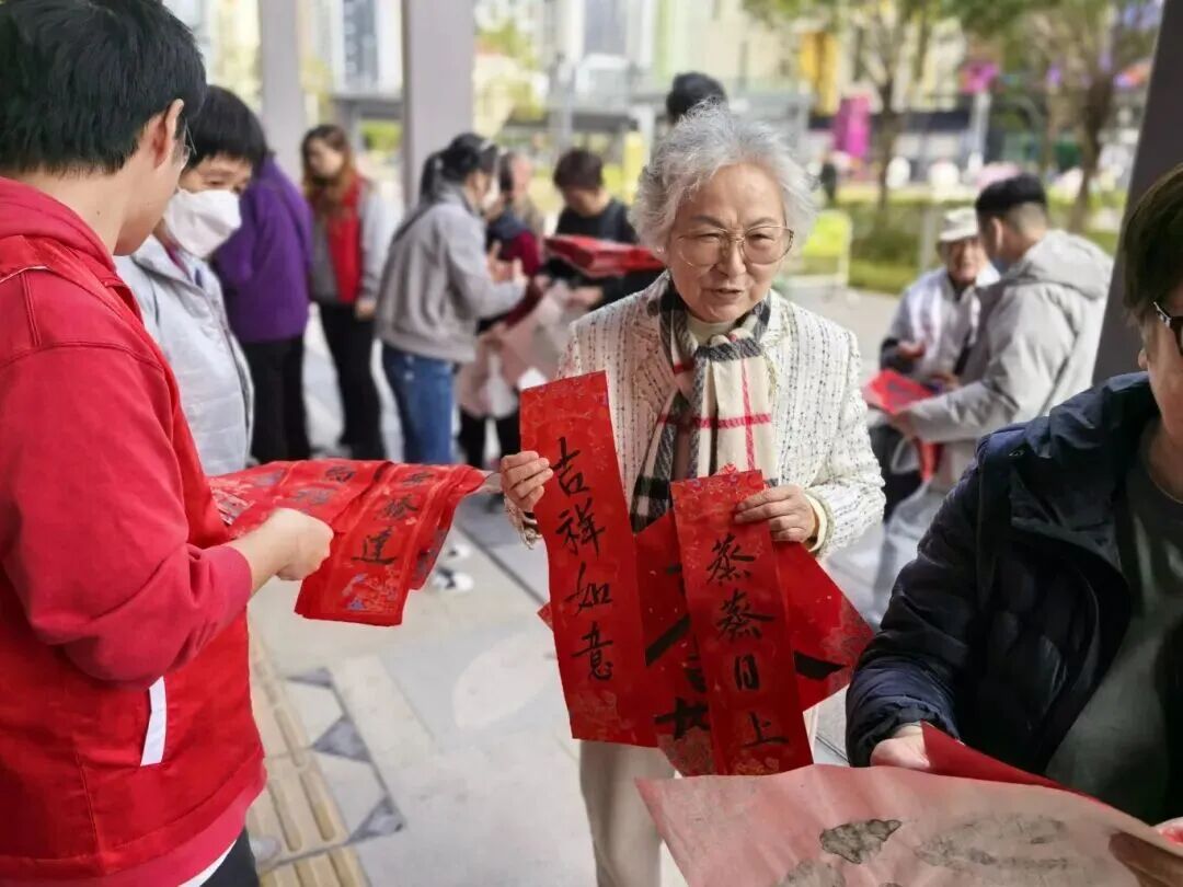 一群人正在聊天

AI 生成的內容可能不正確。