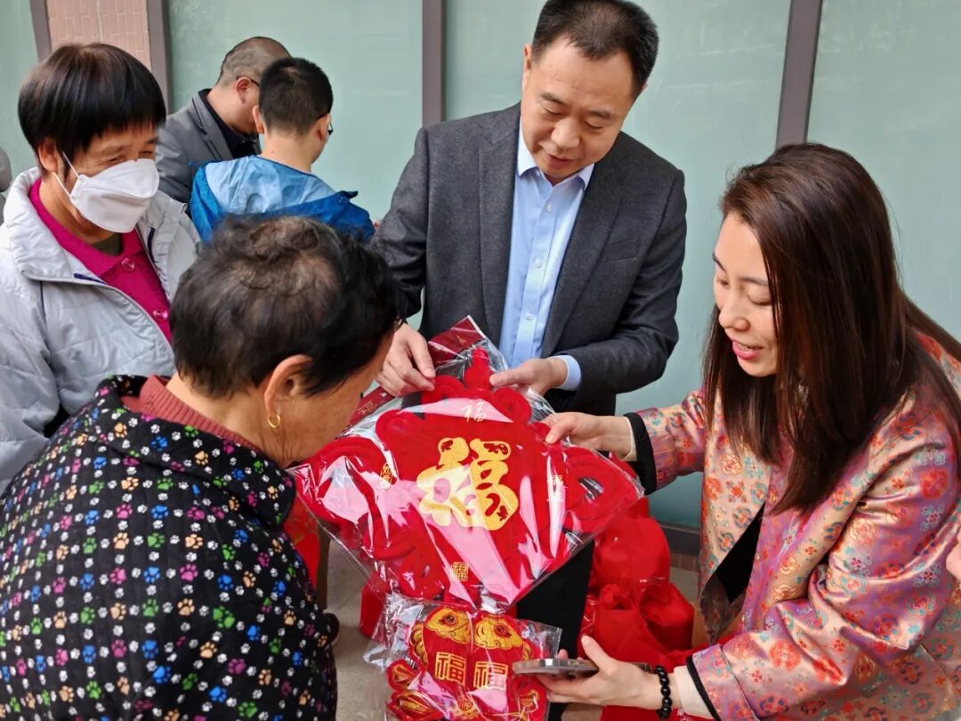 一群人看著小孩

AI 生成的內容可能不正確。