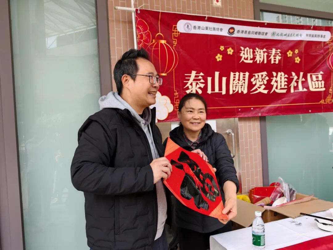 男人和女人站在商店門口
AI 生成的內容可能不正確。